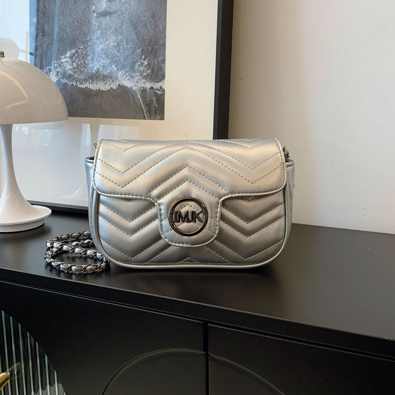 Elegant Striped Quilted Shoulder Bag Glossy Finish Gold Letter Decor Large Capacity Magnetic Flap Adjustable Strap Multifunction Travel Purse23*7*14cm_voghion.com