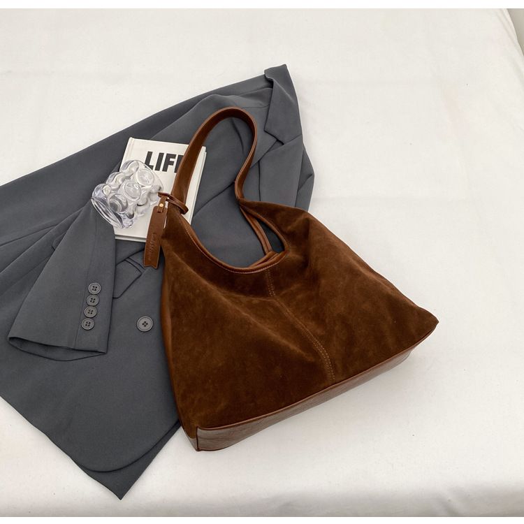 Γυναικεία τσάντα ώμου hobo patchwork PU από σουέτ του 2024, μοντέρνα, μεγάλης χωρητικότητας, απλή και ελαφριά για μετακινήσεις_voghion.com