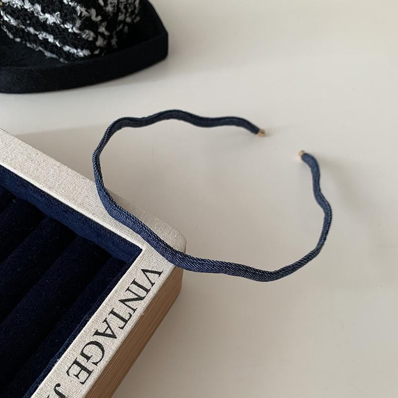 Fascia per capelli ultrasottile in denim ondulato, per le donne che desiderano creare un temperamento semplice e versatile, caratterizzata da capelli pressati con una nuova moda_voghion.com