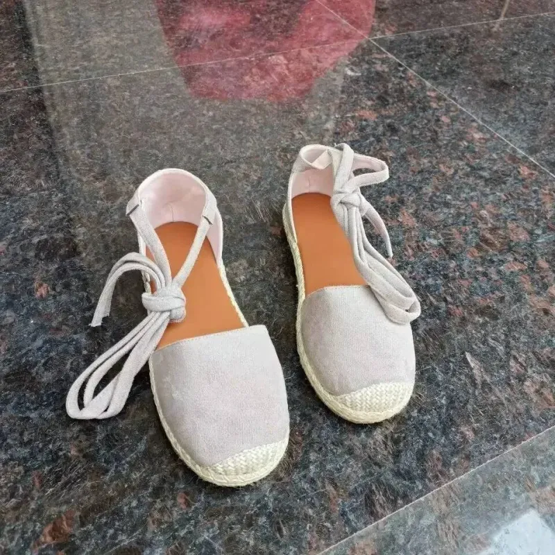 Damenschuhe aus Rindsveloursleder mit runder Zehenpartie im Angebot für den Frühling 2025: Modische, einfarbige Schnürschuhe mit originellem Design._voghion.com