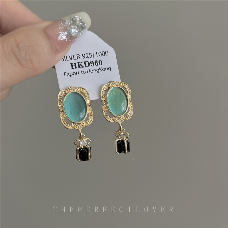 Designer Elements Light Luxury High Grade Cat Eye Stone Earrings Retro Earrings Women's Fashion Simple Earrings_voghion.com
