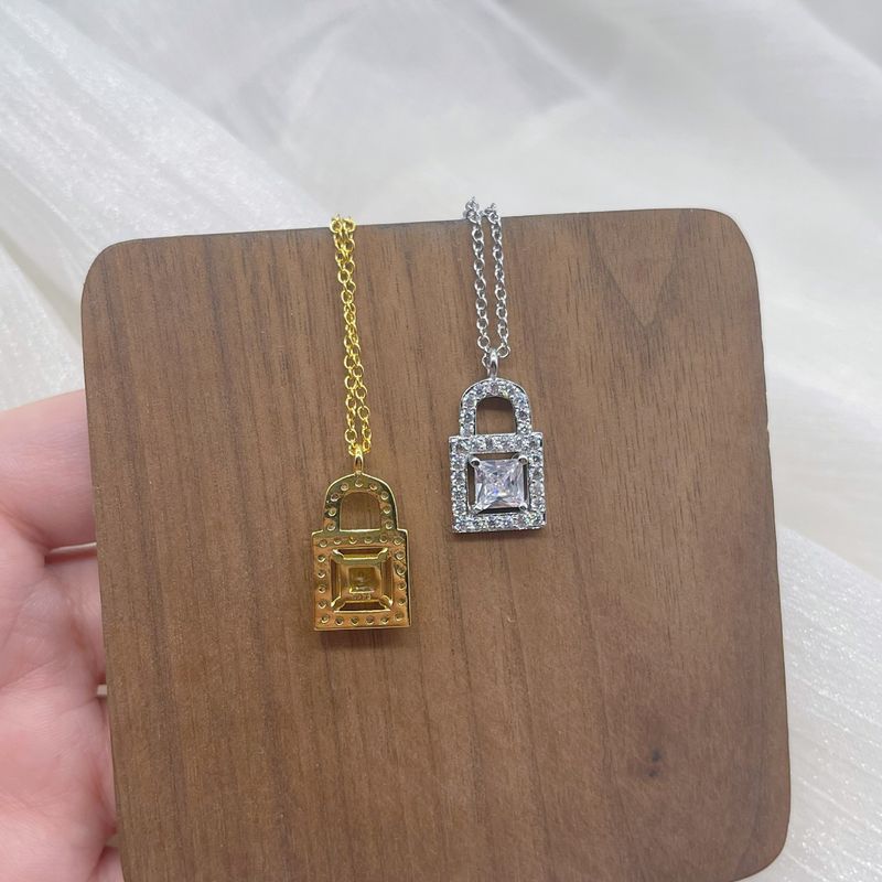 Collana con lucchetto piccolo e quadrato con diamanti da donna, piena di diamanti e zirconi, collana versatile con catena per clavicola e temperamento alla moda._voghion.com