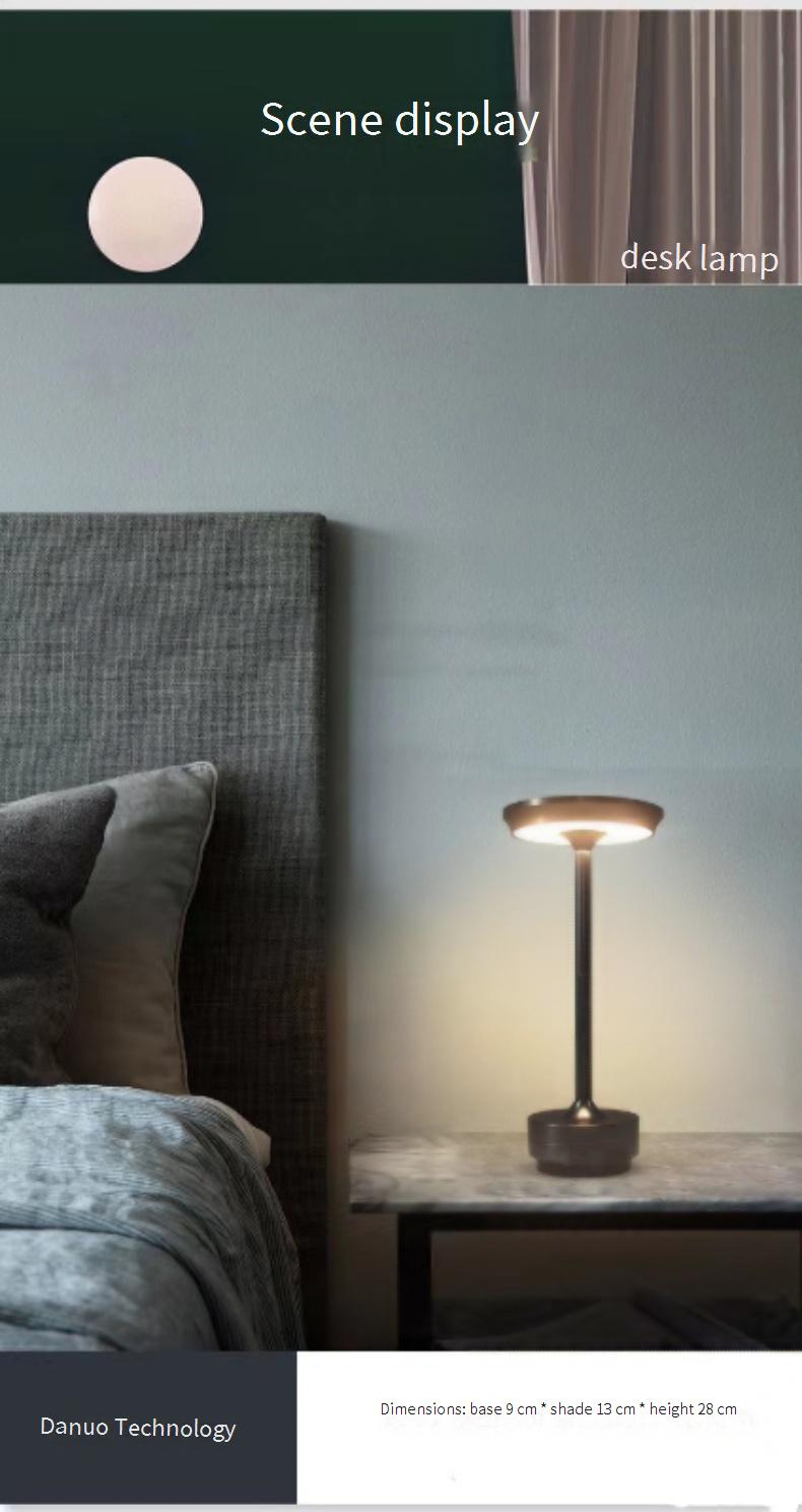 Luci notturne Lampada da scrivania touch in alluminio a forma di disco volante Lampada da tavolo per hotel e ristoranti Lampada di ricarica Lampada in metallo Decorazione Lampada da scrivania piccola retrò_voghion.com