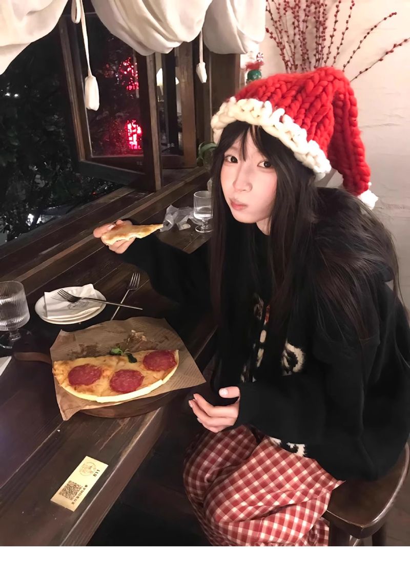 Κόκκινο για παιδική φωτογραφία, γλυκιά και χαριτωμένη ατμόσφαιρα, μεγάλο κεφάλι, μικρό πρόσωπο, ζεστό πλεκτό καπέλο_voghion.com