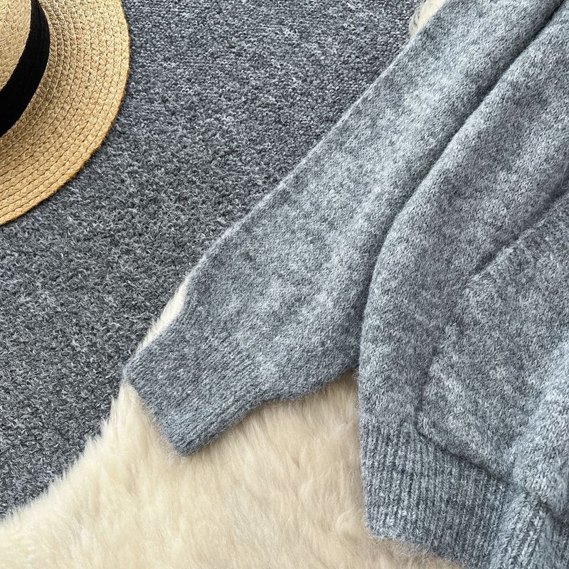 Damenbekleidung: Gemütliches Set aus übergroßem Hoodie und hoch tailliertem, figurbetontem Rock – lässiges zweiteiliges Outfit für Damen, Loungewear und Streetstyle_voghion.com