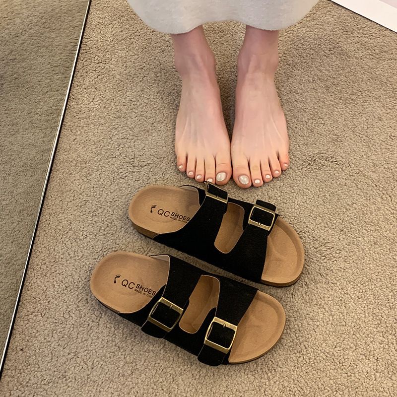 Una donna di corporatura robusta indossa delle nuove infradito estive da spiaggia con suola morbida, monospalla, a fondo piatto e doppio cinturino all'esterno_voghion.com