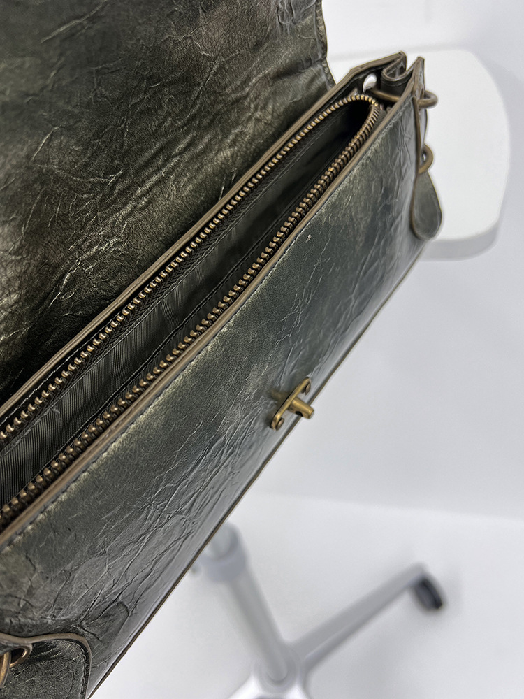 Design originale di Meiya Fibbia con chiusura subcultura vintage, borsa sottobraccio in rame antico e oro, borsa a tracolla, abito da sera_voghion.com
