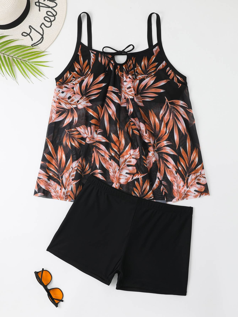 Fat Sister porte un maillot de bain fendu confortable et minimaliste avec un pantalon ample à coins plats_voghion.com