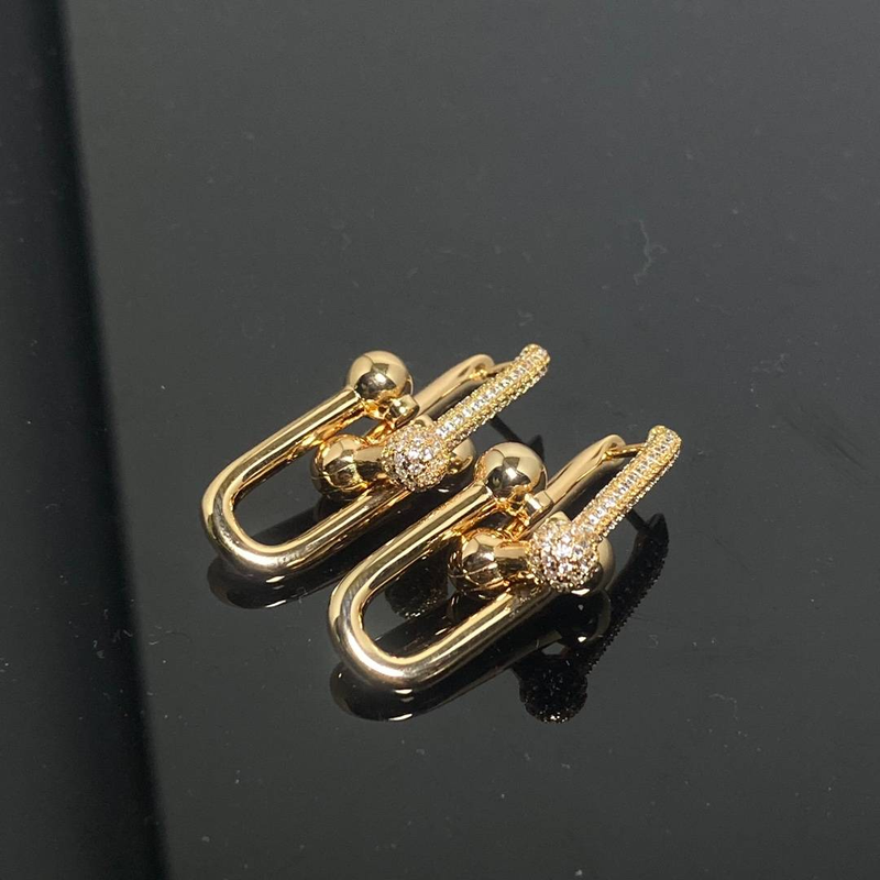 Orecchini con fibbia a ferro di cavallo con diamante a forma di U a doppio anello con rete di design rosso di nicchia avanzata_voghion.com