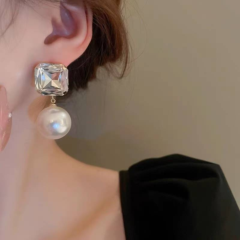 A pair of diamond-set square pearl earrings simple temperament fashion versatile studs elegant high-grade earrings_voghion.com
