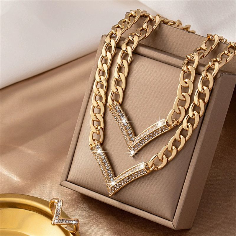 Set di collana, bracciale e anello con design unico a forma di V geometrica per donna con catena a clavicola tempestata di diamanti_voghion.com