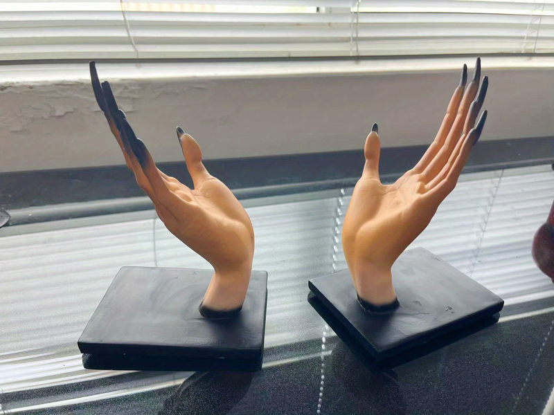 2pcs/set Witchy Hand Book Stand, Resin Witch Hand Bookcase Decoration, Halloween Horror Demon Hand Funny Crafts Desktop Bookcase Decoration Decoration_voghion.com