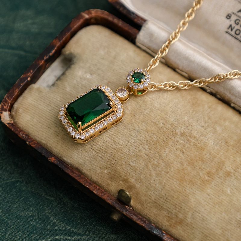 Set di gioielli da donna in stile vintage con cristalli verdi intarsiati: catena regolabile per maglione, collana con ciondolo, orecchini e anello leggero di lusso_voghion.com