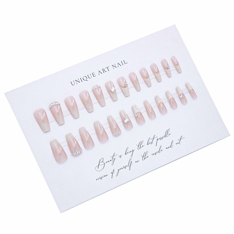 Prodotto finito con toppa per unghie in stile francese con temperamento a cuore storto per unghie nude sfumate di bianco latte_voghion.com