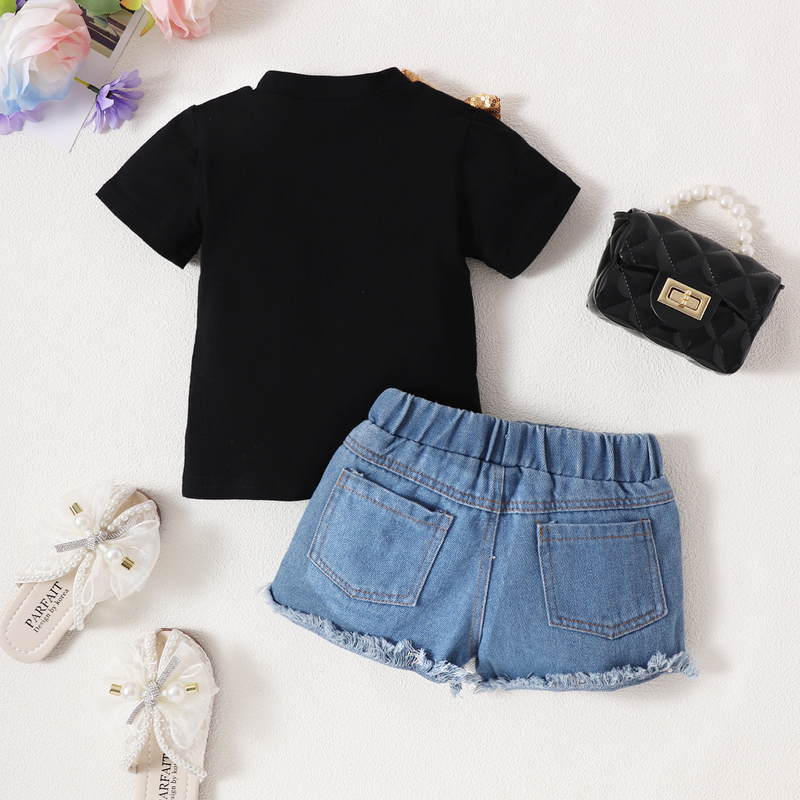 Top a maniche corte con fiocco e lettere per bambine Mother&Kids + pantaloncini in denim strappati con paillettes e bordo dorato_voghion.com