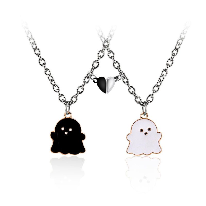 Schwaarz-wäiss Geeschter-Cartoon-Halskette, Halloween-Kaddo-Accessoire, Magnéit-Magnetanhänger, personaliséiert Koppel-Edelstahl-Halskette_voghion.com