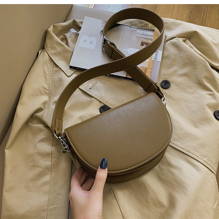 Internet-Promi-Textur breiter Riemen einzelne Schulter Crossbody Damen Frühling neue trendige Satteltasche_voghion.com