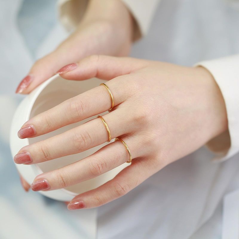 Bague minimaliste en acier titane et oxyde de zirconium pour femme - Design géométrique élégant pour un usage quotidien. Bijoux trois zircons_voghion.com