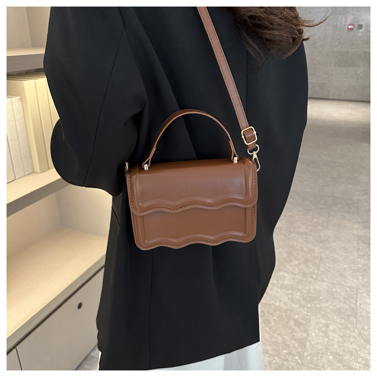 2023 neue Heiße Verkauf Geprägte Einfarbig Edition Mode Retro Casual Einfache Handheld Eine Schulter Umhängetasche Kleine Quadratische Tasche_voghion.com