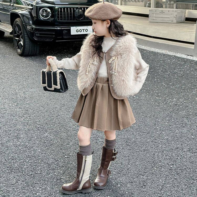 Versione coreana del completo tre pezzi con gilet di pelliccia per ragazze, gonna a pieghe con bottoni di perle in pelle, fondo maglione, completo alla moda in pelliccia sintetica_voghion.com