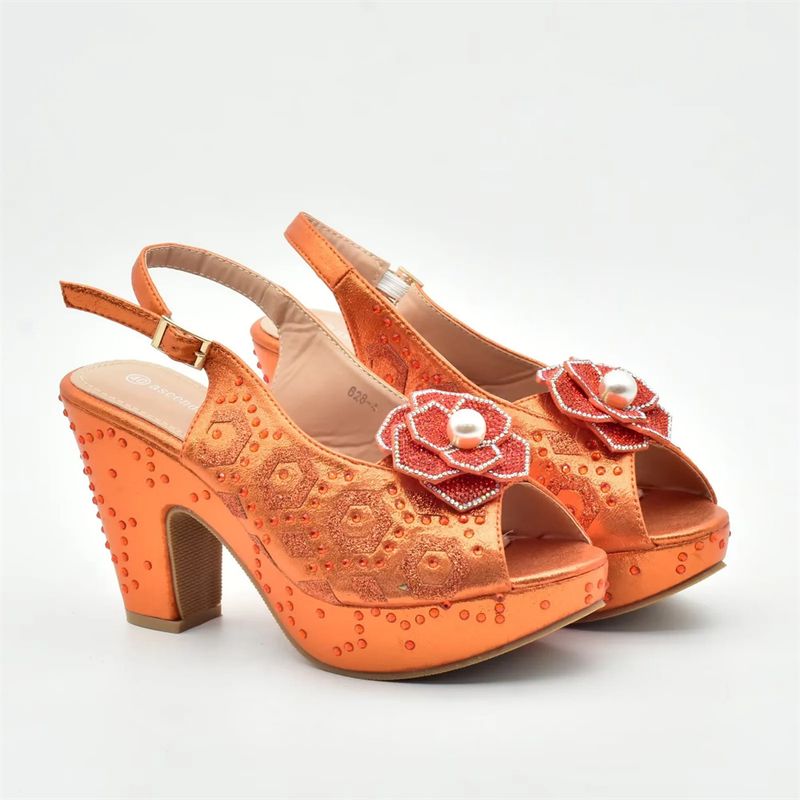 Per la cena, abbina sandali con perline stereo parquet con una borsa a mano con diamanti dello stesso colore._voghion.com