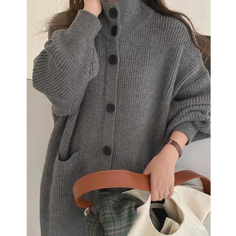 2025 Winter Koreanischer Lazy Style High Collar Pullover Damen Einreihig Einfarbig Langarm Strickjacke_voghion.com