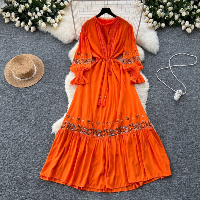 Vintage-Kleid mit bestickter Spitze und Glockenärmeln – Korsettschnürung und Schößchensaum für eine romantische Silhouette_voghion.com