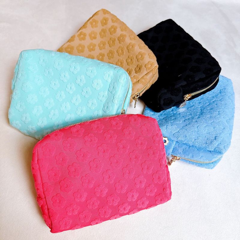 Embossed Daisy Blossom Cosmetic Case_voghion.com