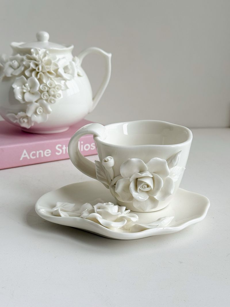 Handgemaakte, sprookjesachtige, zuiverwitte kop- en schotelset met driedimensionale bloemen, prachtig vervaardigde keramische pot_voghion.com