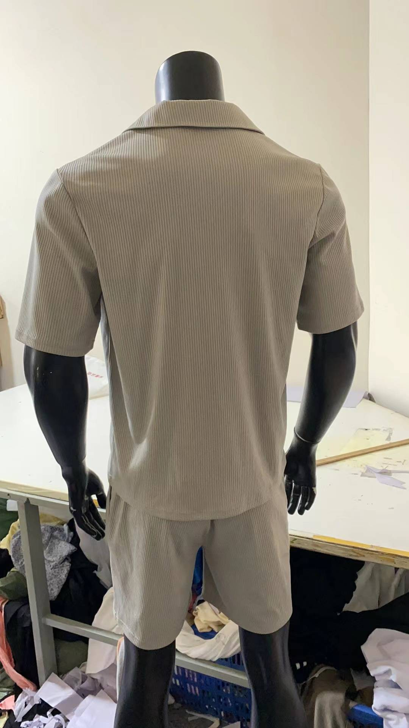 Ein zweiteiliges Set aus lockerem und modischem gestreiftem Kurzarmhemd und Shorts für den lässigen Herrensport im Sommer_voghion.com
