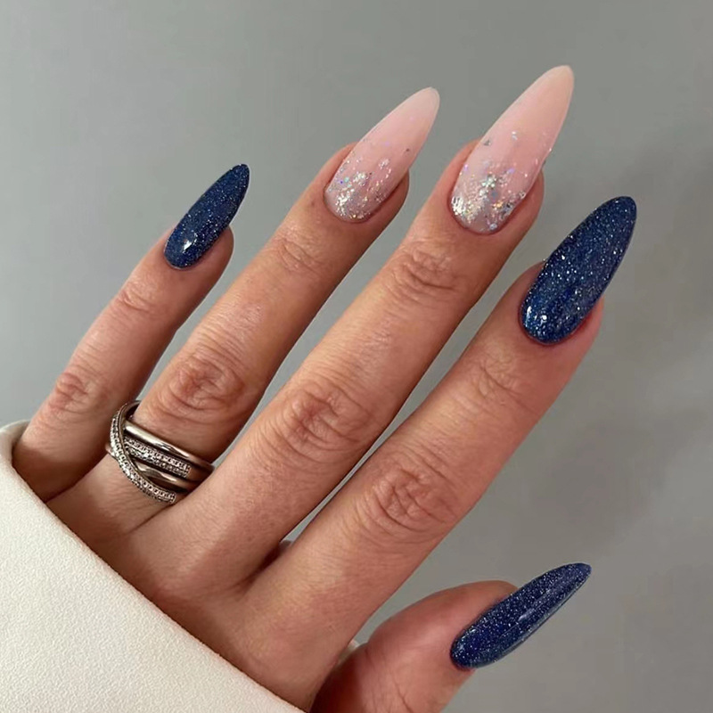 24 unghie finte con sfumatura glitter blu con design a testa di mandorla stampa artificiale sulle unghie con colla indossabile F_voghion.com