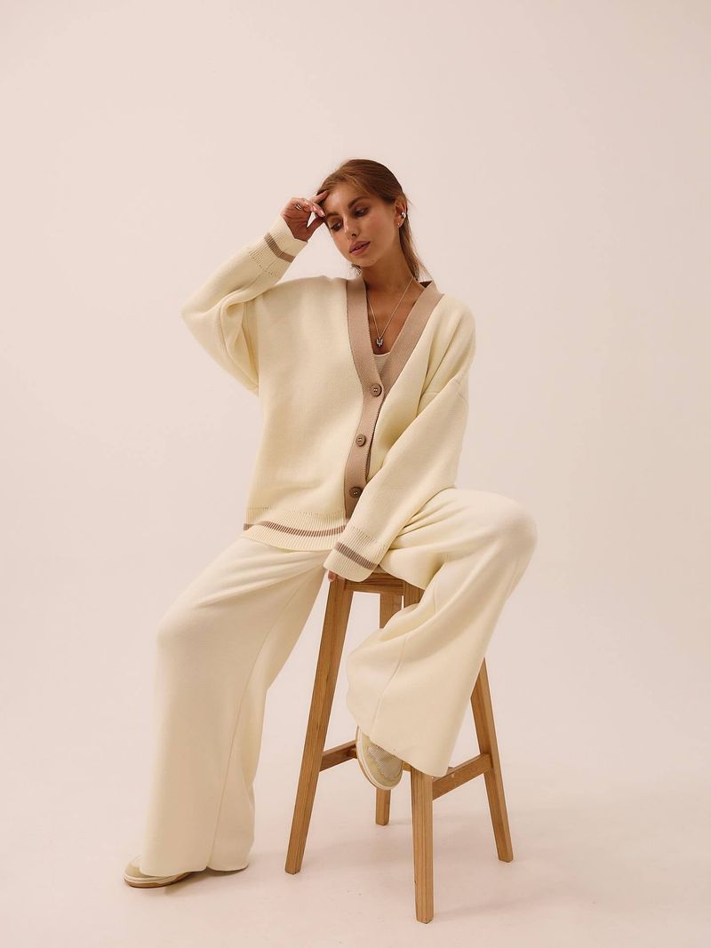 Completo con cardigan con bottoni e scollo a V profondo e pantaloni a gamba larga (coordinati in maglia oversize, streetwear Y2K, misto cotone e poliestere per un look a strati senza sforzo)_voghion.com