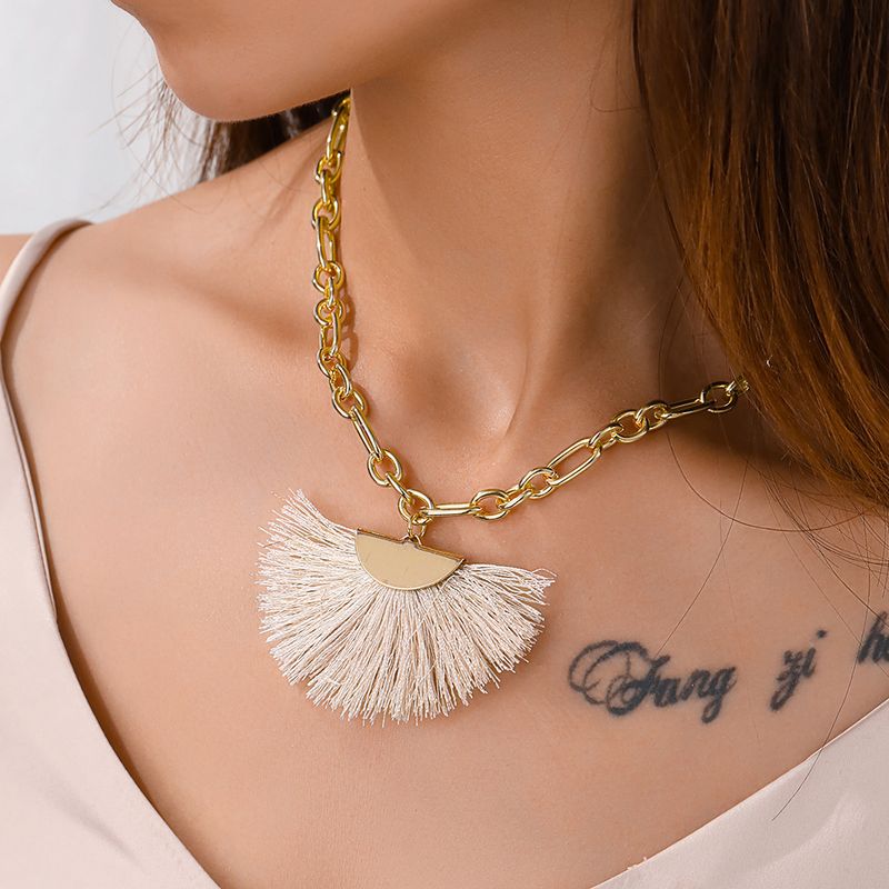 Fächerförmiger Anhänger im Bohemian-Stil mit weißer kurzer Quastenkette, Ethno-Trend, Streetstyle, gerade_voghion.com