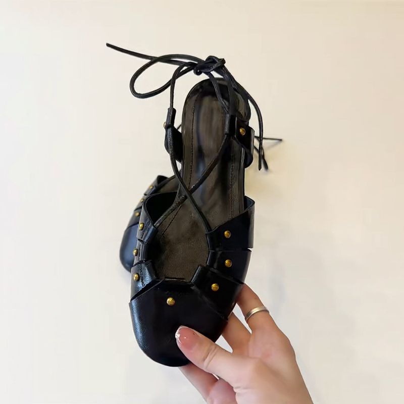 Sandali da donna con punta aperta, eleganti e alla moda, in pelle di pecora e cinturino con rivetti_voghion.com