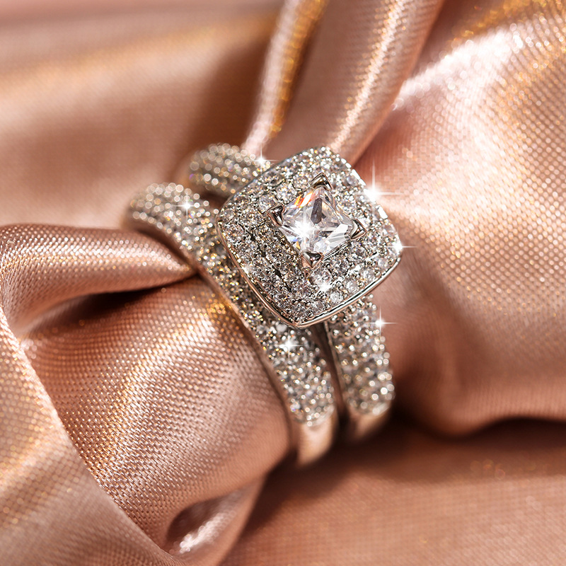 Anello di fidanzamento di lusso con diamanti taglio principessa incastonati in micro pavé per donna_voghion.com