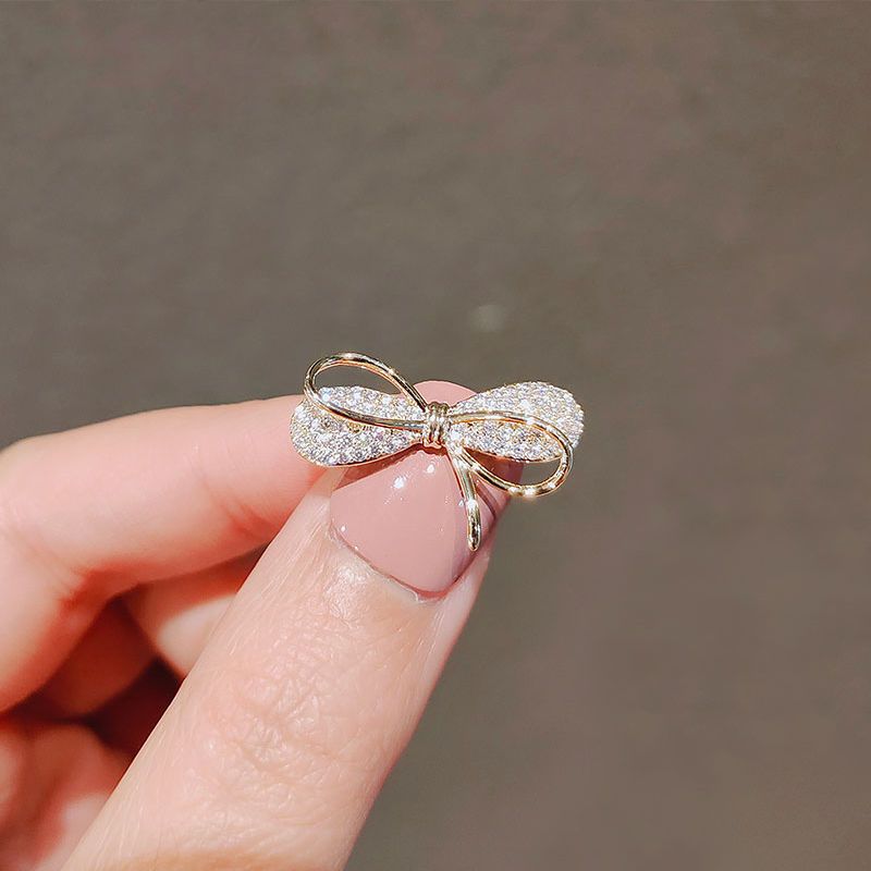 Koreaanse minimalistische anti-slip broche met striktemperament voor dames, vaste kleding, truien, pakken, gespaccessoires_voghion.com