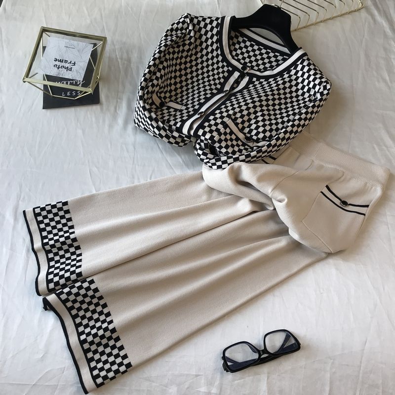 Completo da donna in due pezzi per persone piccole in autunno con abito di grande significato, pantaloni larghi in stile piccolo e profumato, stile western e alla moda_voghion.com