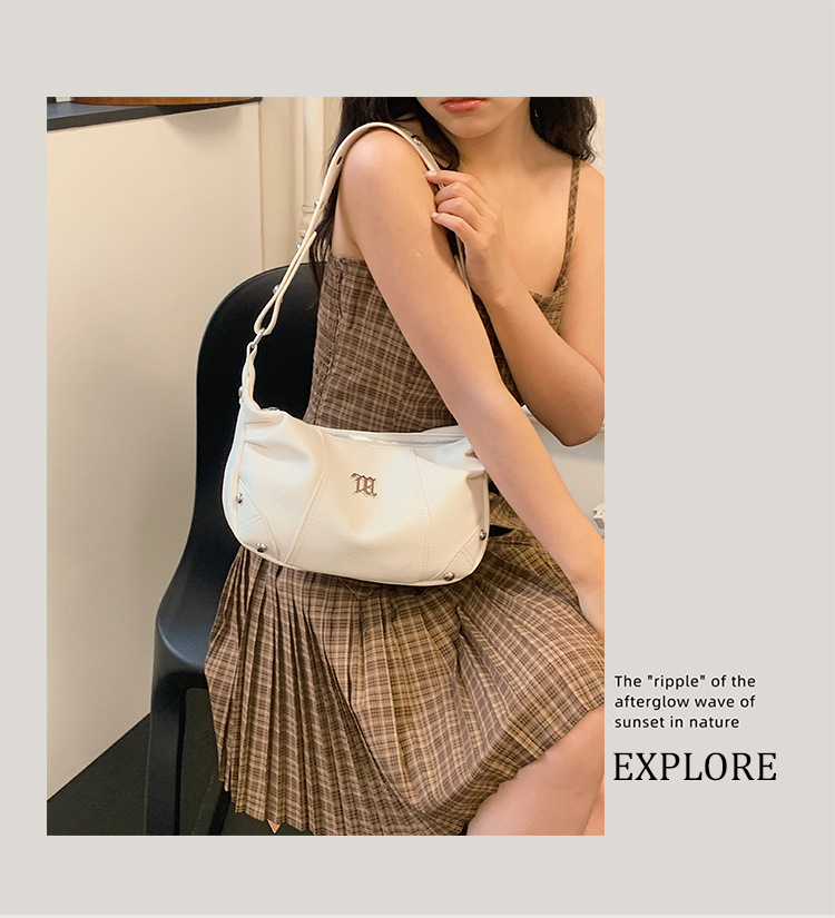 Nieuwe zoete en coole motortas Temperament All-match opvouwbare tas Niche Design okseltas mode schoudertas Messenger bag vrouwelijke tas_voghion.com