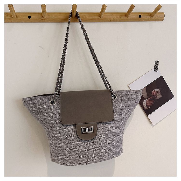 2024 Nuova borsa tote coreana grande capacità borsa a tracolla a contrasto di colore borsa alla moda borsa a cestino con tracolla a catena borsa a tracolla alla moda_voghion.com