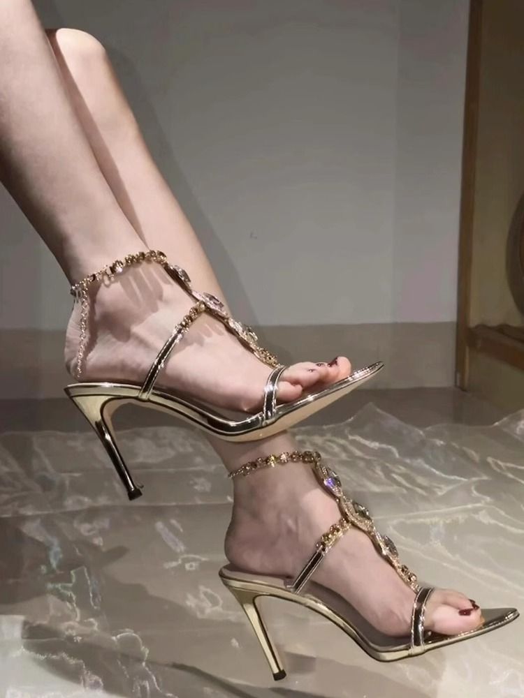 Sandales à talons avec chaîne et strass couleur champagne, nouvelle collection été 2025, en cuir verni, sexy, à une bride, confortables, légères et tendance_voghion.com
