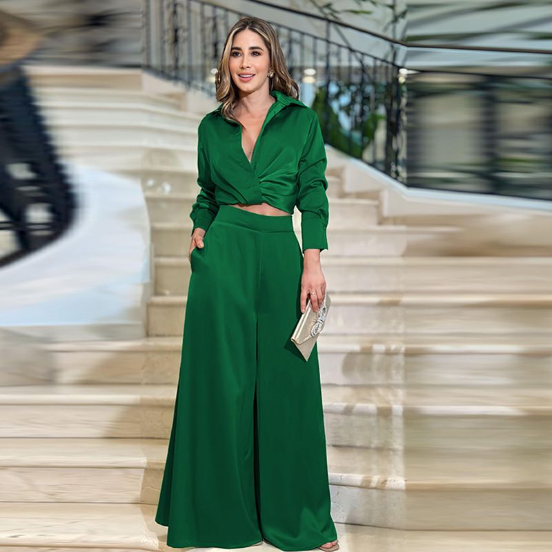 Completo da donna con camicetta e pantaloni con risvolto, elegante abbigliamento casual da ufficio, in poliestere elasticizzato e confortevole, camicia a maniche lunghe rosa con pantaloni coordinati_voghion.com