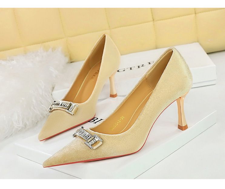 1818-K80 Bankett-Damenschuhe mit Absatz, Oberfläche aus Xishi-Wildleder, flacher Mund, spitze Schnalle mit Wasserdiamant, dekorativer Metallabsatz_voghion.com