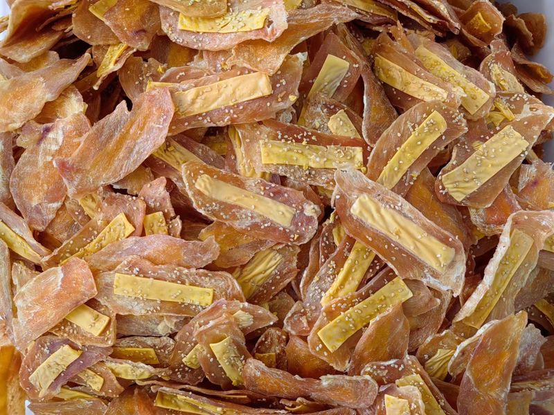 Lemmikloomade suupisted: kanajuust merevetikas, lihaviilud, kana-pardirind, kuivatatud kassi- ja koerasnäkid, hammaste krigistamine_voghion.com