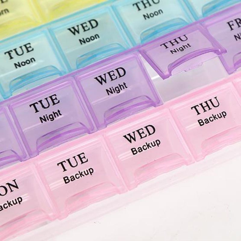 Une semaine 28 grilles en plastique lettres anglaises petit stockage de médicaments sous-emballage portable petite grille 7 jours boîte à médicaments_voghion.com