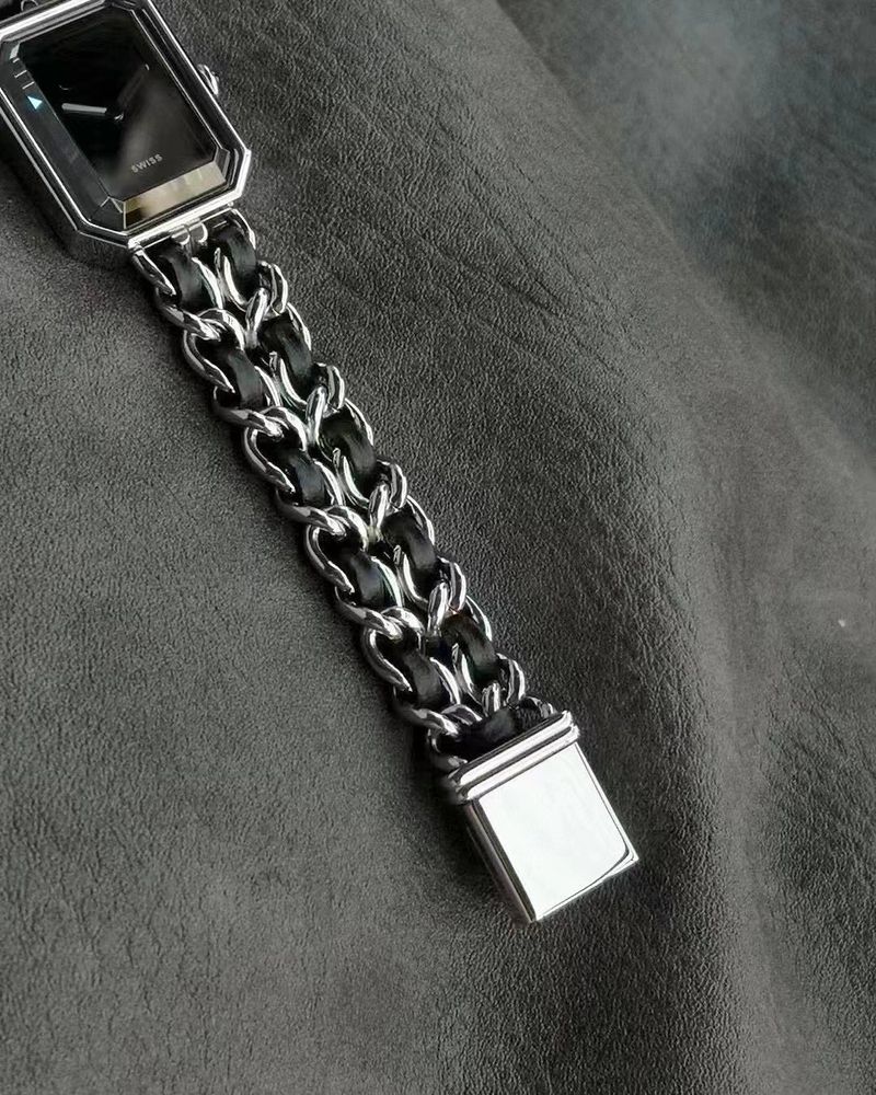 Montre femme classique, moderne, petite, carrée, noire et dorée, style vintage milieu du siècle, bracelet à chaîne tressée._voghion.com