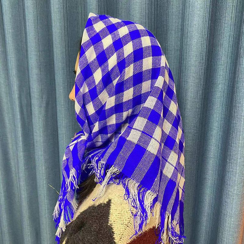 Di mezza età in primavera estate, donne anziane con protezione solare, antivento e antipolvere, che indossano il velo,_voghion.com