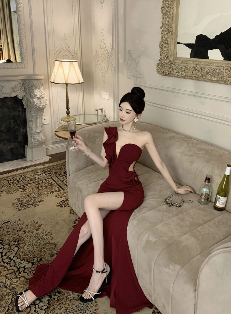 Abito da sirena con spalle scoperte, orlo asimmetrico e inserti in rete trasparente - Abito da sera con spacco profondo per feste e serate di gala (nero/bordeaux, S-XL)_voghion.com