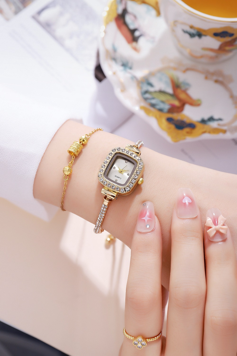 Orologio da polso da donna con quadrante piccolo quadrato di vendita calda, trasmissione in diretta con cinturino sottile, orologio da donna con temperamento, un pezzo di orologio_voghion.com