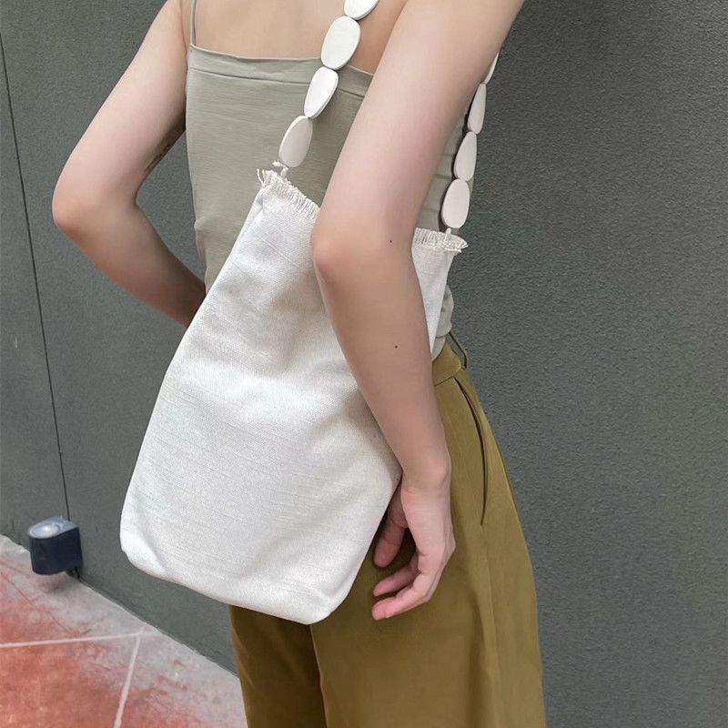 2024 Koreanische Version der vielseitigen Unterarm-Einzelschulterhandtasche mit Nischendesign, handgefertigt mit Rohkantenweberei, einfach_voghion.com