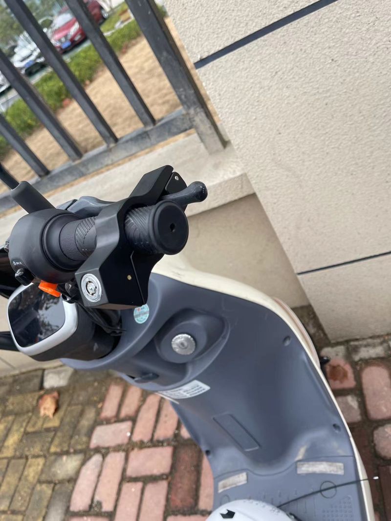 Frein de scooter électrique avec corde, pendentif, casque de sécurité, guidon de moto, poignée antivol étanche, klaxon antivol_voghion.com